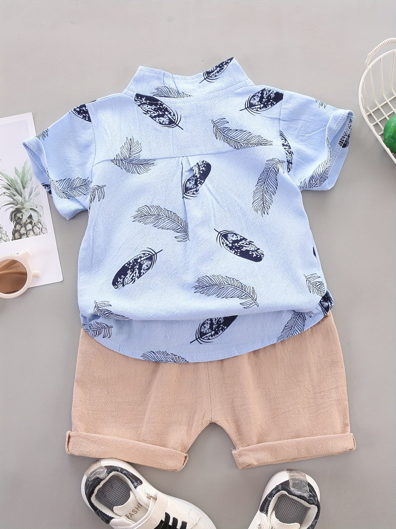 Conjunto casual para bebé menino - Camisola de manga curta e calções com estampado de penas - Conjunto infantil de 2 peças para atividades ao ar livre