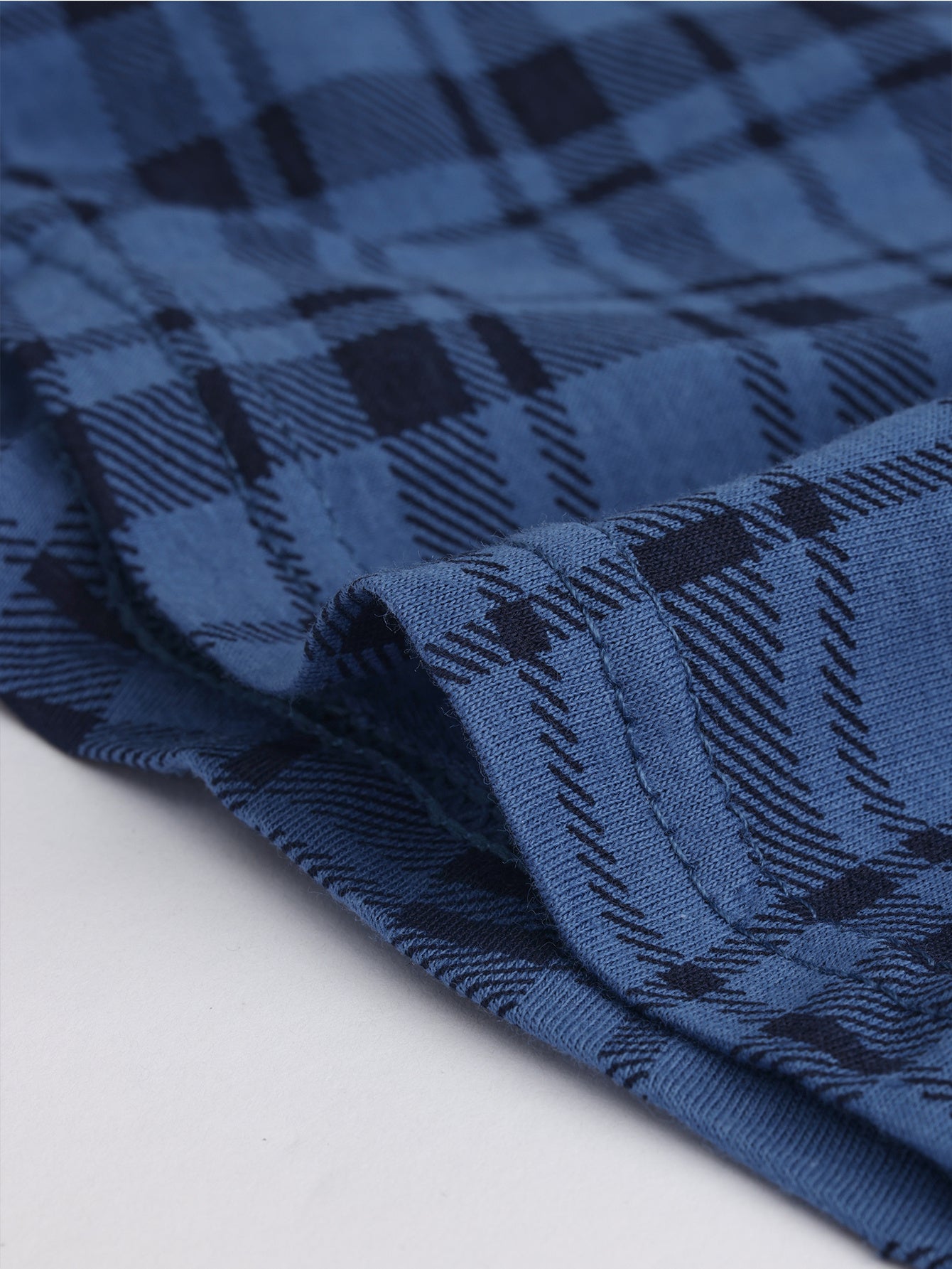 Calça de homem em algodão puro com estampado de flechas, larga, ideal para pijamas, de cintura subida e com gancho profundo.