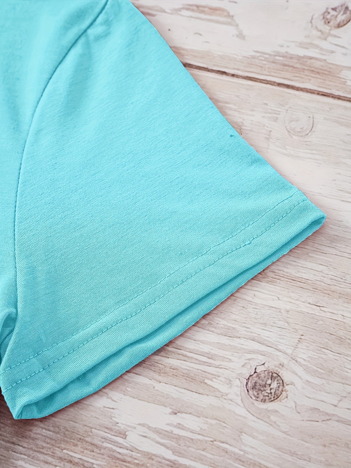 T-shirt casual para mulher com estampado floral de borboletas e margaridas, gola redonda - Verde azeitona, Lavável à máquina, Modelagem regular para looks casuais, Moda para todas as estações, Estilo descontraído, Tecido não transparente