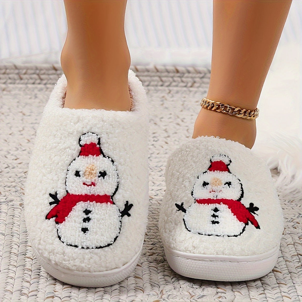 Pantufas felpudas com estampado de árvore de Natal, chinelos de inverno fechados e quentinhos para usar em casa, pantufas aconchegantes de sola macia e felpuda.
