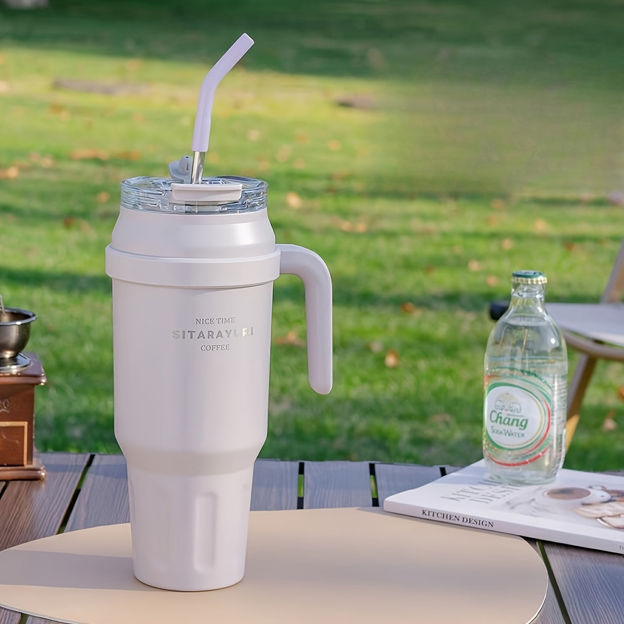 Copo térmico portátil de 1,4 litros (47,3 oz) com pega e tampa com palhinha, garrafa de água portátil de grande capacidade, copo de aço inoxidável para automóvel, ideal para desportos ao ar livre, viagens e campismo. Presente de Natal.