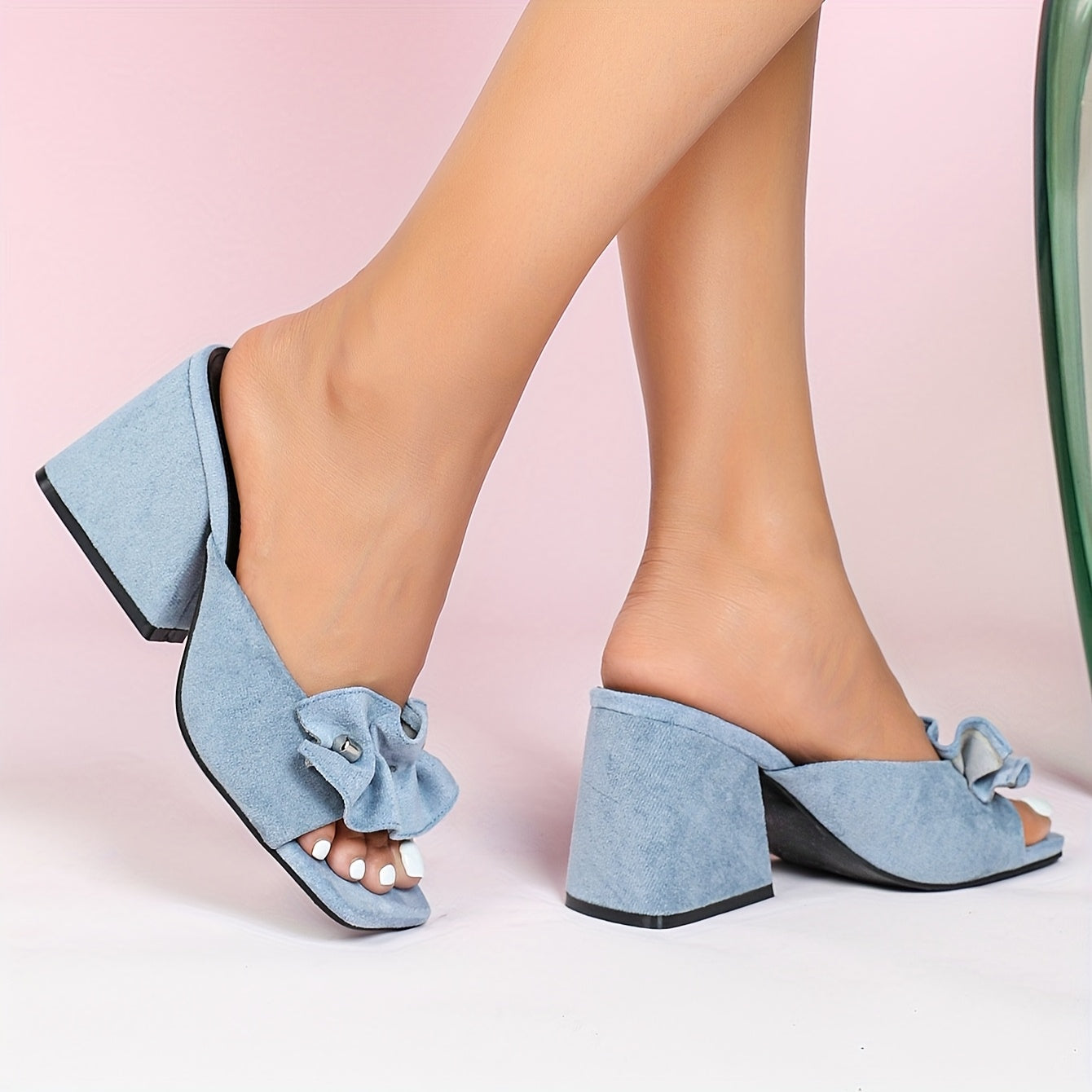 Chinelo feminino chique para o verão - Mules pretos de salto grosso e bico aberto, chinelos femininos de malha com salto alto e bico quadrado, com sola de borracha confortável.