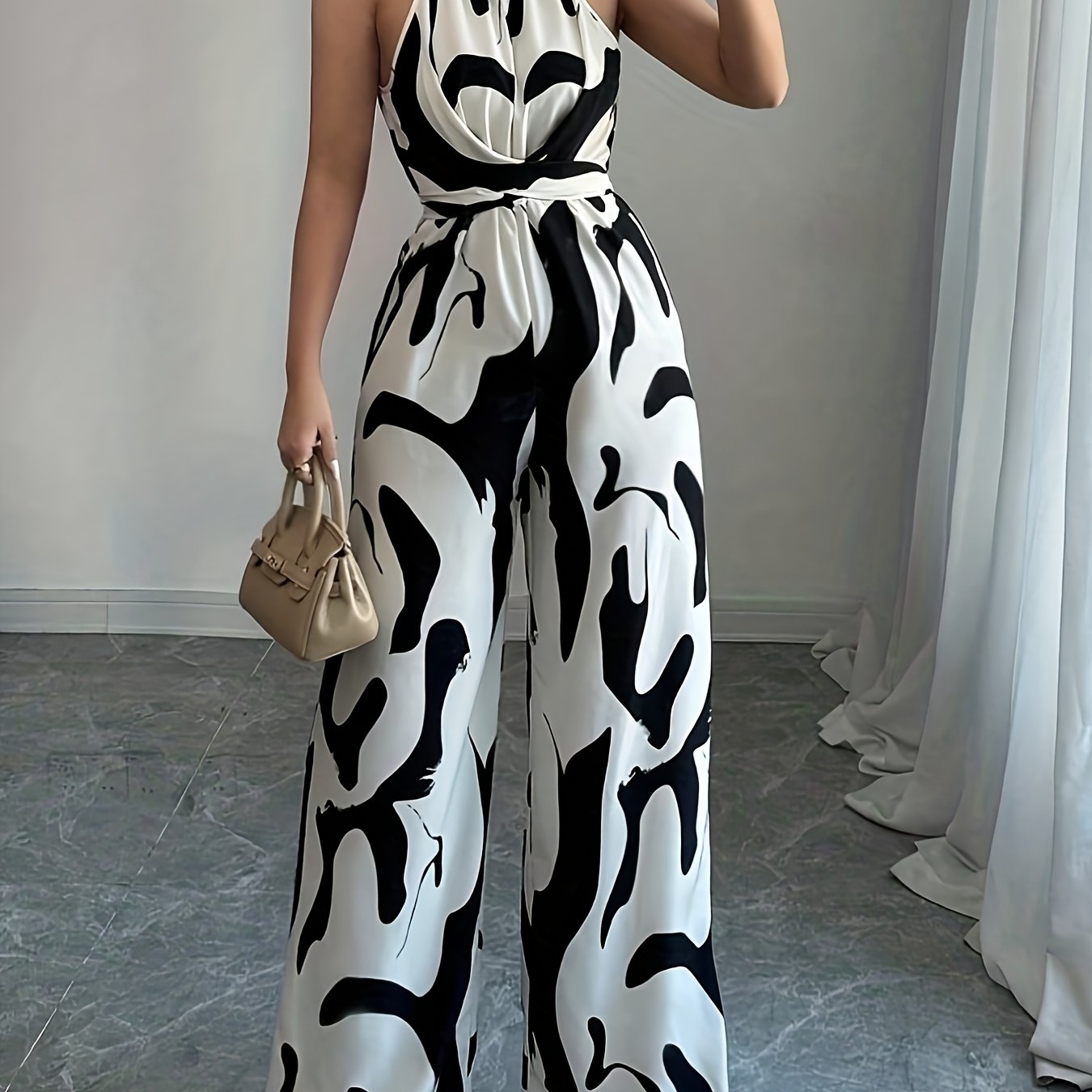 Elegante macacão feminino com ombros à mostra, estampado abstrato a preto e branco, pernas largas e atilhos na cintura - tecido de poliéster, perfeito para as férias e para um toque de elegância no dia a dia.