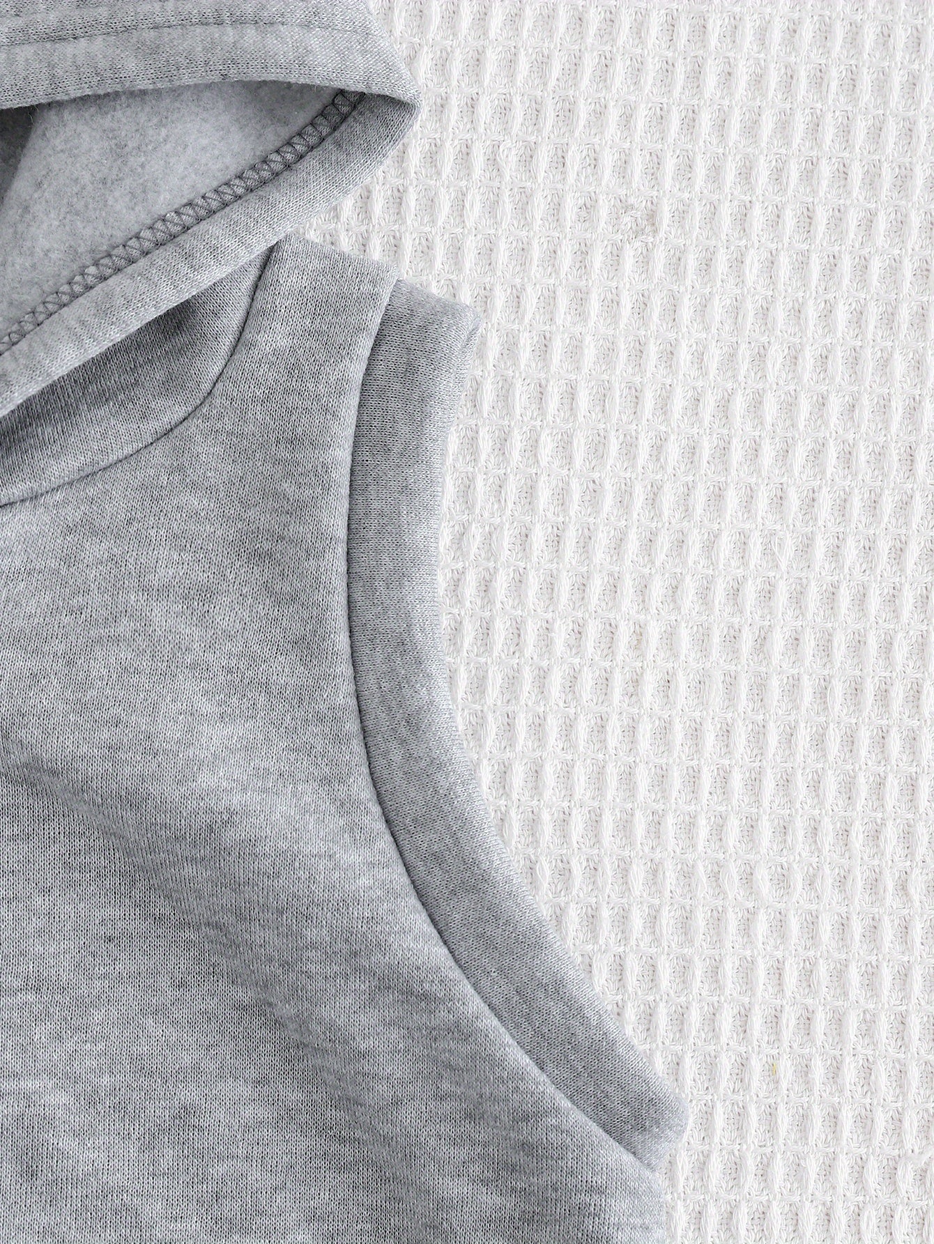 Boys' Autumn/Winter New Three-Piece Set with Mickey Mouse Classic Cartoon Print Long-Sleeve Round Neck Hoodie and Zip-Up Sleeveless Top, Matching Printed Sweatpants - Fleece-Lined Thickened Warm Comfortable Outfit for Parties