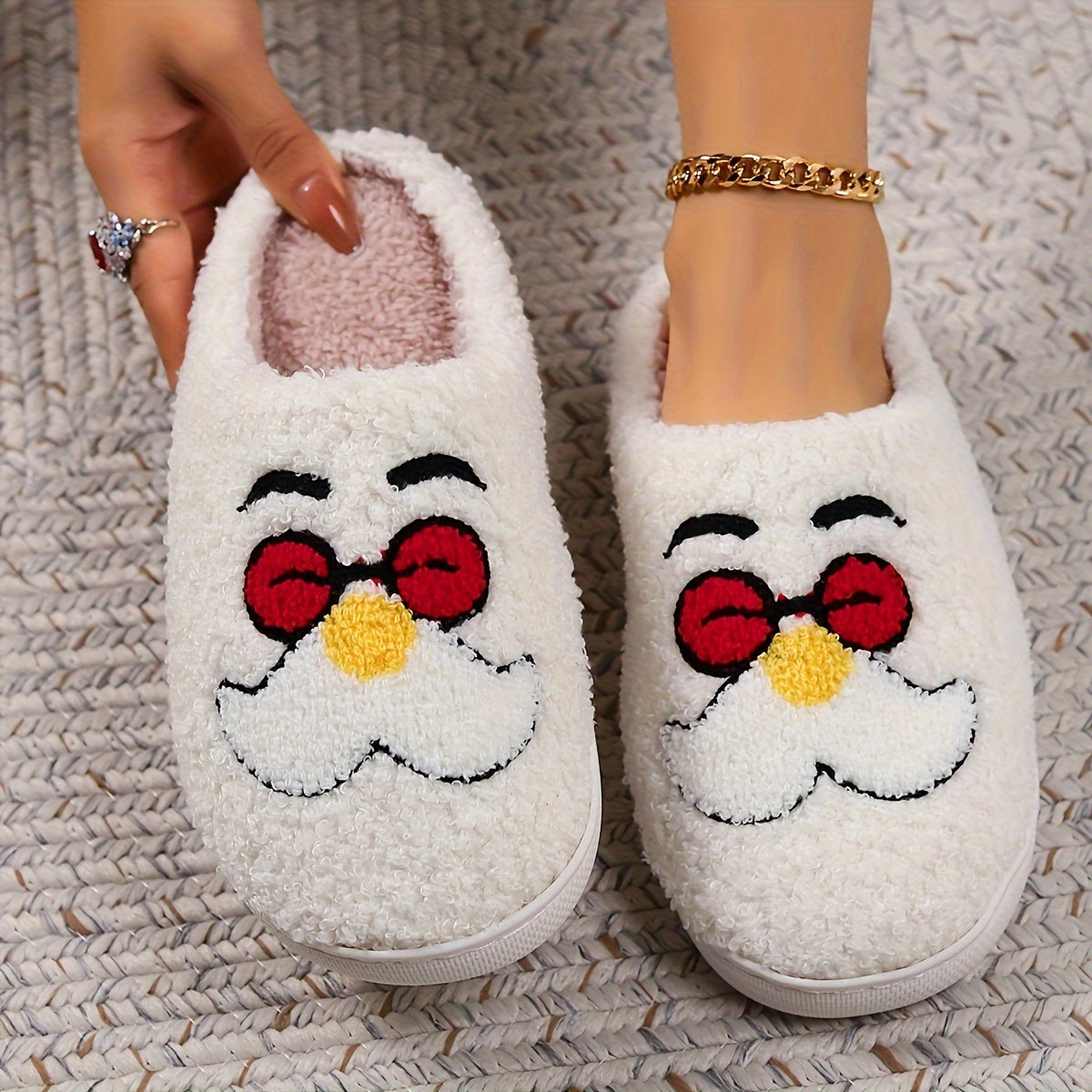 Pantufas felpudas com estampado de árvore de Natal, chinelos de inverno fechados e quentinhos para usar em casa, pantufas aconchegantes de sola macia e felpuda.