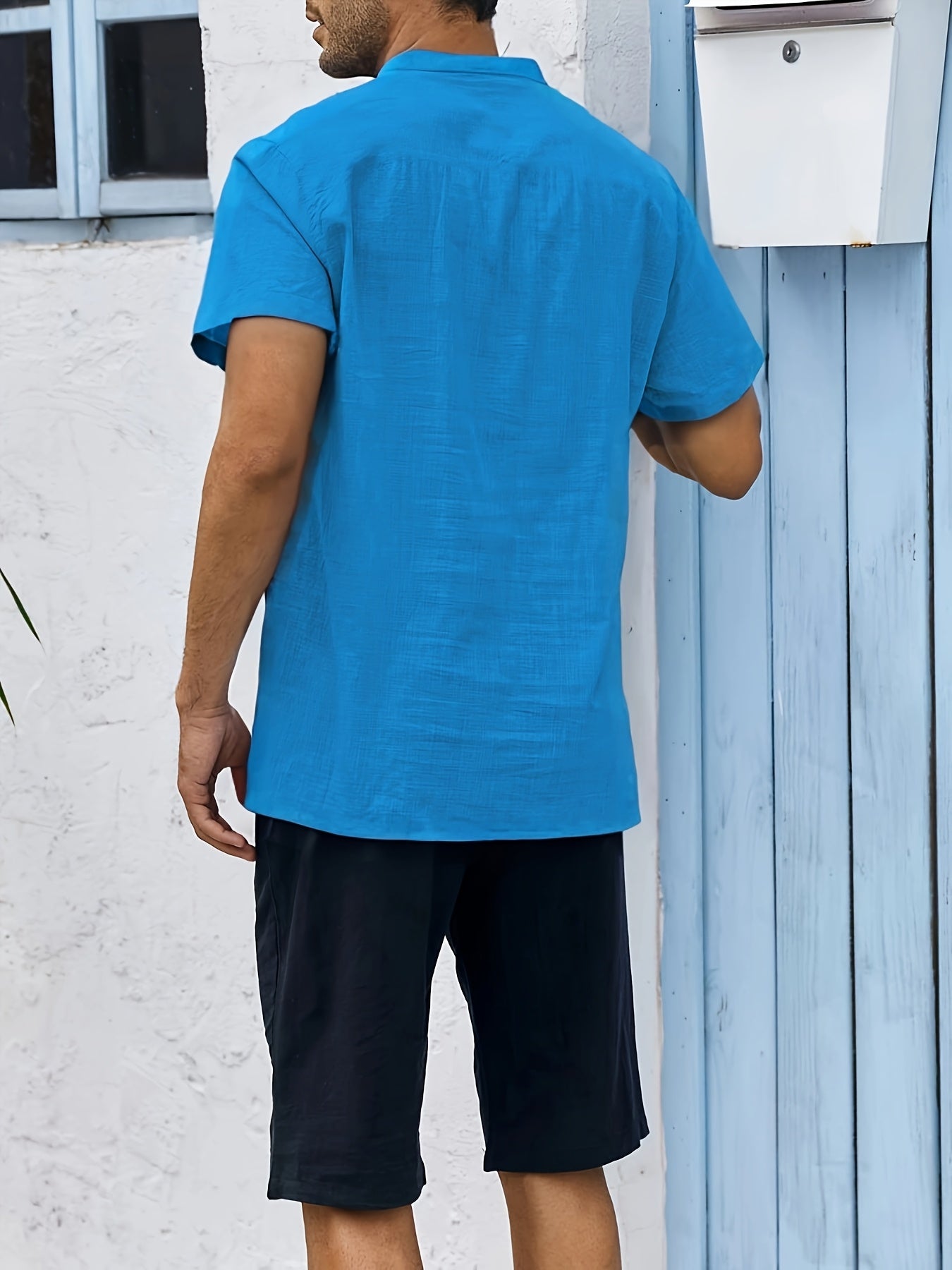 Camisa de homem, gola padre, manga curta, estilo Henley, ideal para o verão, uso casual, negócios e ocasiões formais.