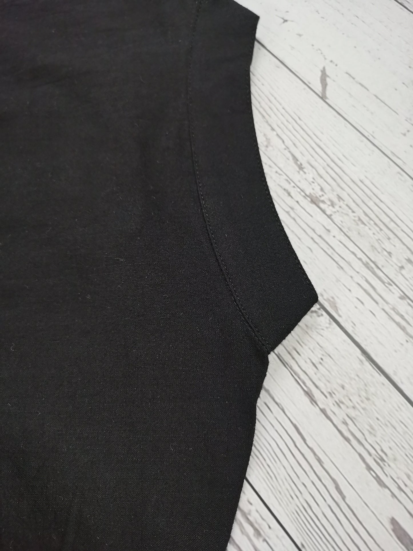 Camisa de homem, gola padre, manga curta, estilo Henley, ideal para o verão, uso casual, negócios e ocasiões formais.