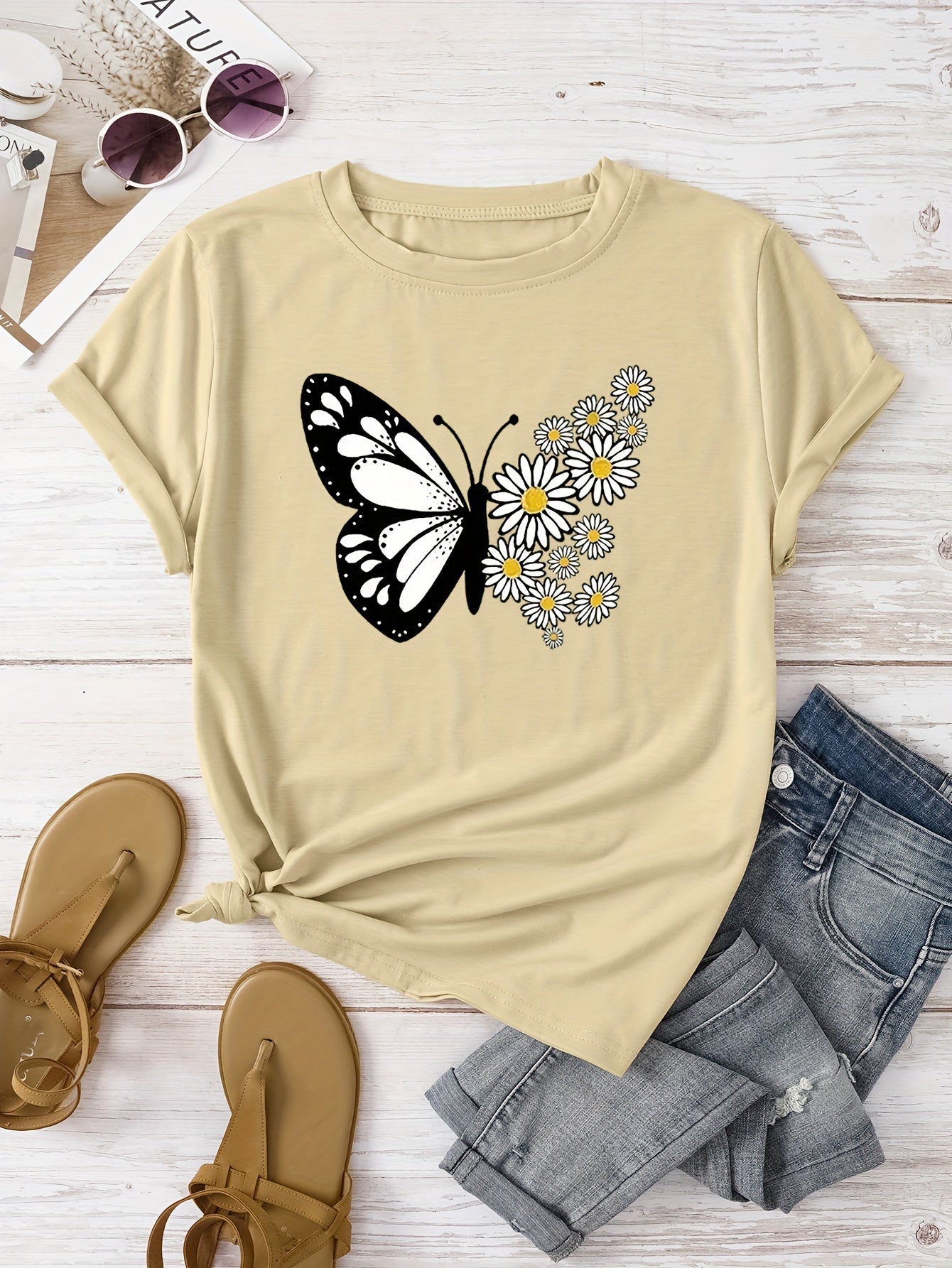 T-shirt casual para mulher com estampado floral de borboletas e margaridas, gola redonda - Verde azeitona, Lavável à máquina, Modelagem regular para looks casuais, Moda para todas as estações, Estilo descontraído, Tecido não transparente