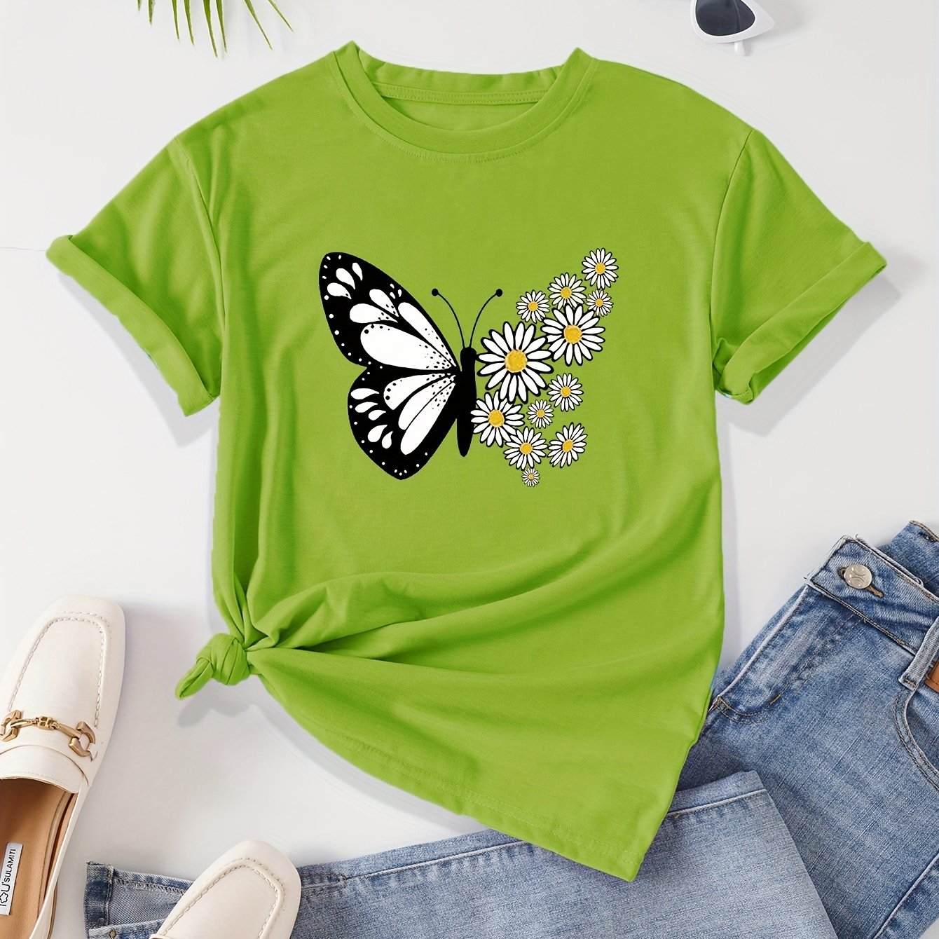 T-shirt casual para mulher com estampado floral de borboletas e margaridas, gola redonda - Verde azeitona, Lavável à máquina, Modelagem regular para looks casuais, Moda para todas as estações, Estilo descontraído, Tecido não transparente
