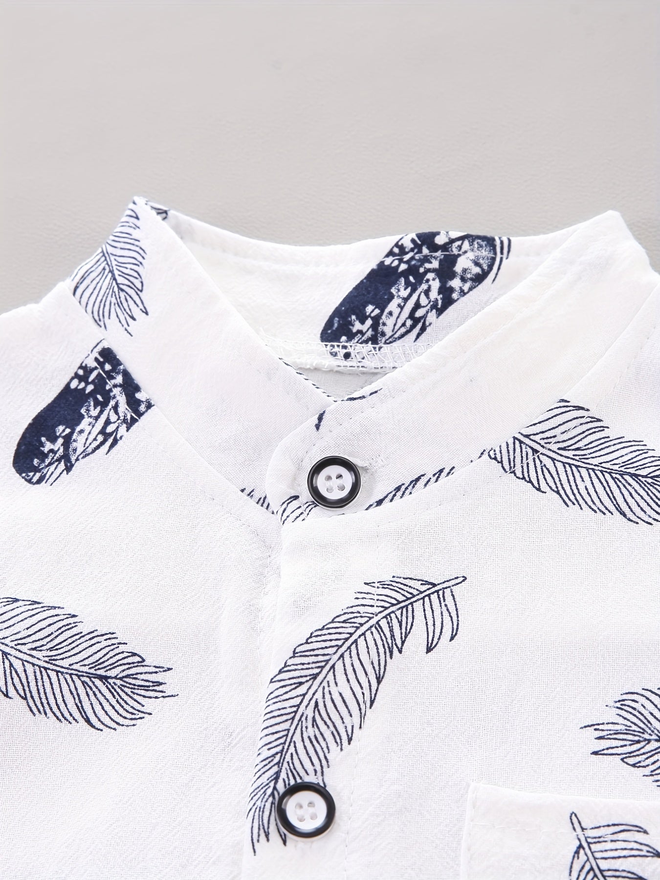 Conjunto casual para bebé menino - Camisola de manga curta e calções com estampado de penas - Conjunto infantil de 2 peças para atividades ao ar livre