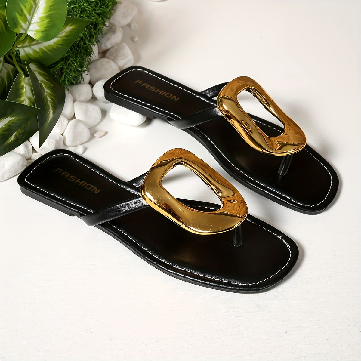 Mule de mulher branca em PU com fivela e laço dourados - Disponível em tamanhos largos - Mule de bico aberto com tira dourada e cobertura em PU branco - Topo e laço em PU brilhante - Design minimalista e elegante para o verão e praia