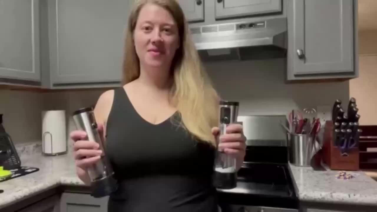 Electric Salt and Pepper Grinder Set - Automatic pepper grinder with battery display, 5 adjustable levels, dust cover and base, suitable for modern kitchen appliances | Christmas | Halloween, Salt and Pepper