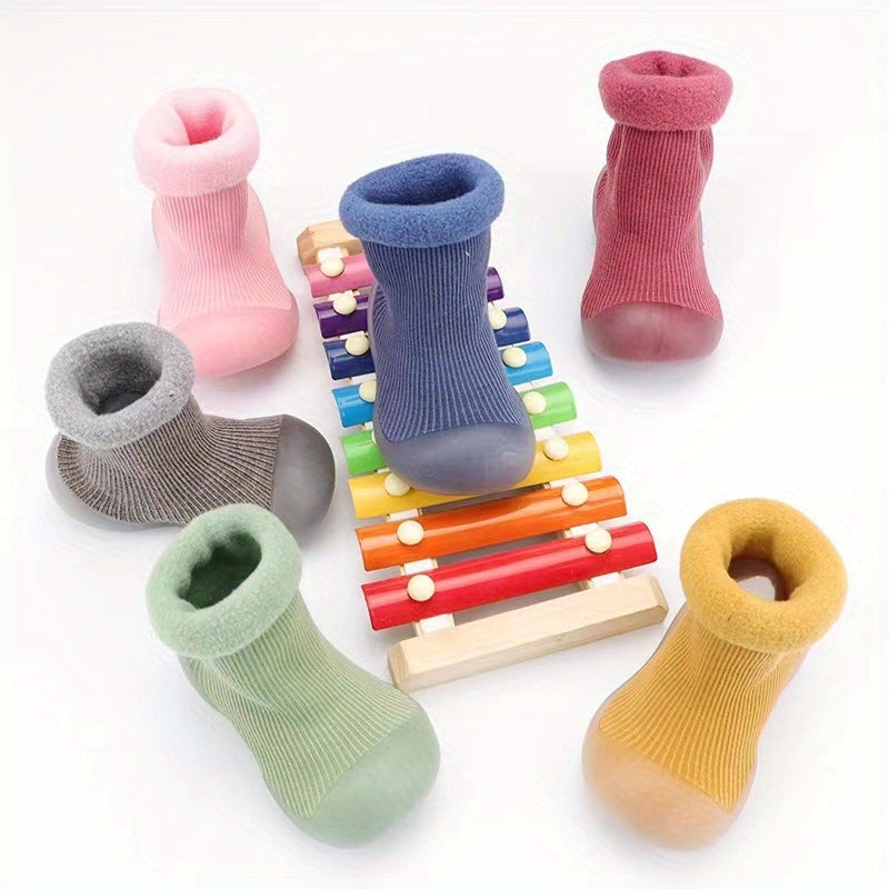 Sapatos casuais e confortáveis ​​de cano alto com sola de borracha para bebé menino, respiráveis ​​e antiderrapantes, ideais para uso interior e exterior, no outono e inverno.