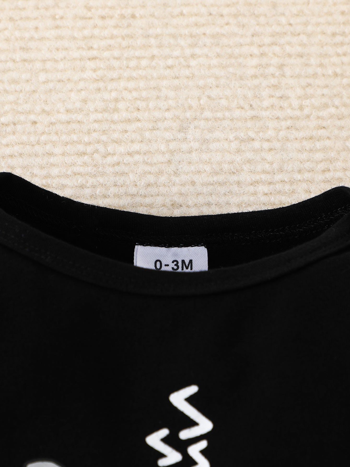 Conjunto de body de manga comprida, calças e gorro para bebé menino em algodão com estampado de coala a dormir super giro. Roupa para recém-nascido.