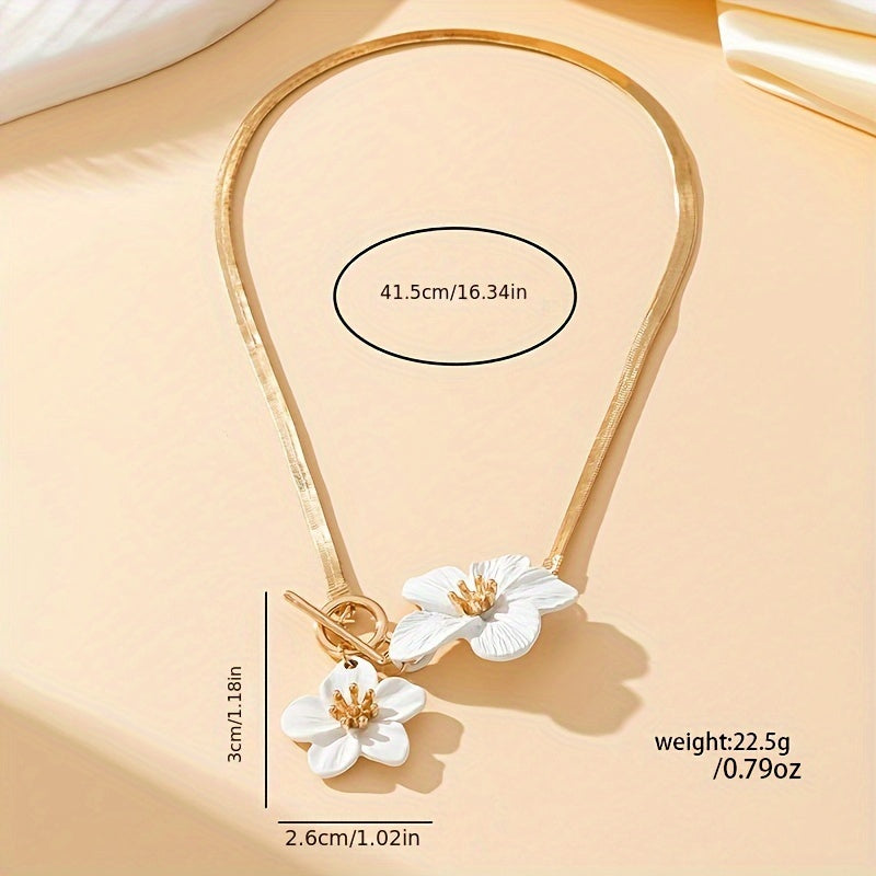 Colar feminino com duplo pendente floral branco em tom dourado - Joia elegante e minimalista com corrente para uso diário e festas, acessório versátil para todo o ano, acessório para festas, estilo sofisticado, acabamento luxuoso.