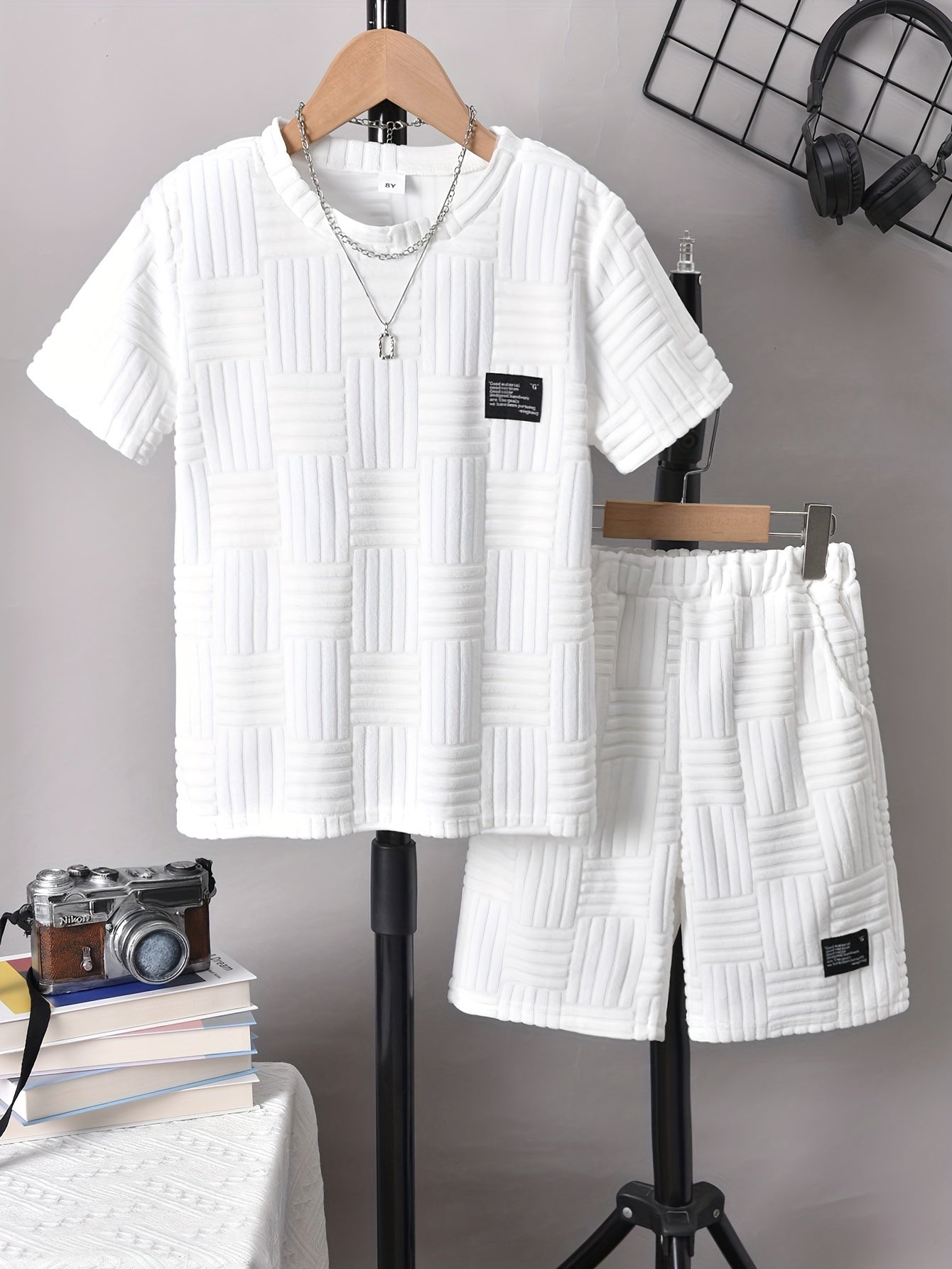 Boys' Fashion Casual Round Neck Short Sleeve T-Shirt + Casual Shorts Two-Piece Set, Perfect for Outdoor