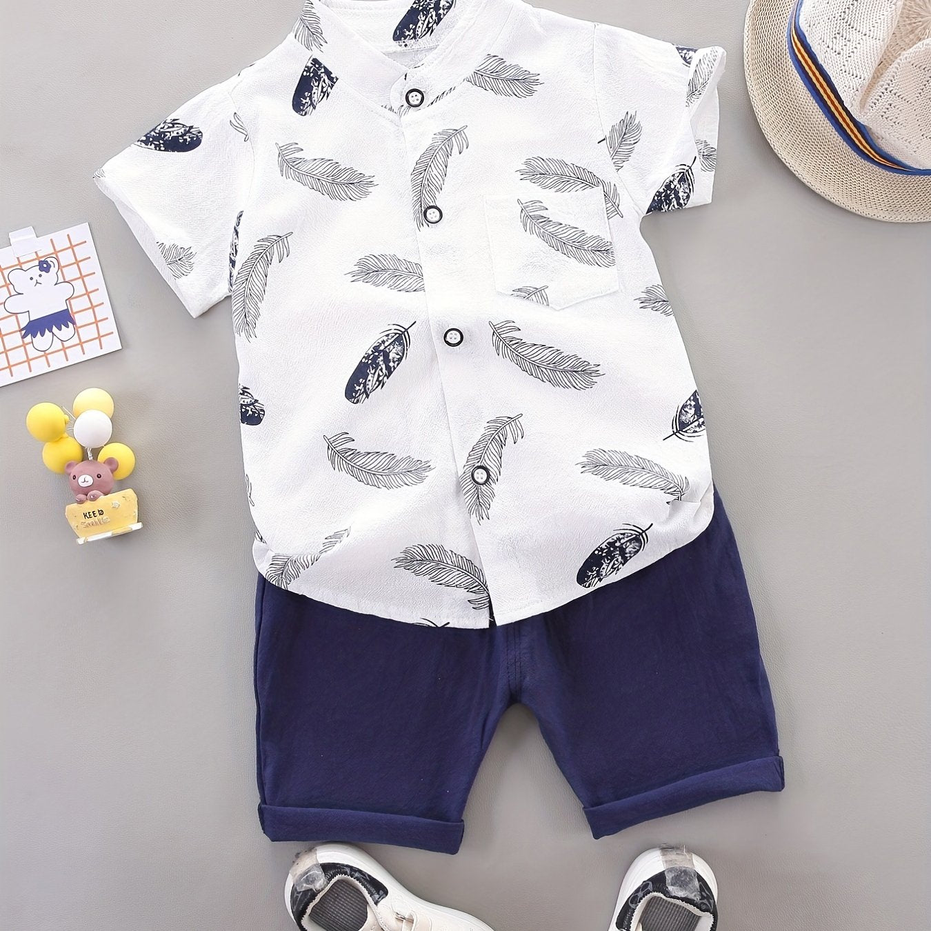 Conjunto casual para bebé menino - Camisola de manga curta e calções com estampado de penas - Conjunto infantil de 2 peças para atividades ao ar livre