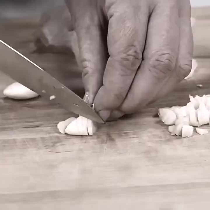 1pc Chef Manual Garlic Press Mini Multifunctional Garlic Cutter Kitchen Tool Peeler/Masher/Grinder