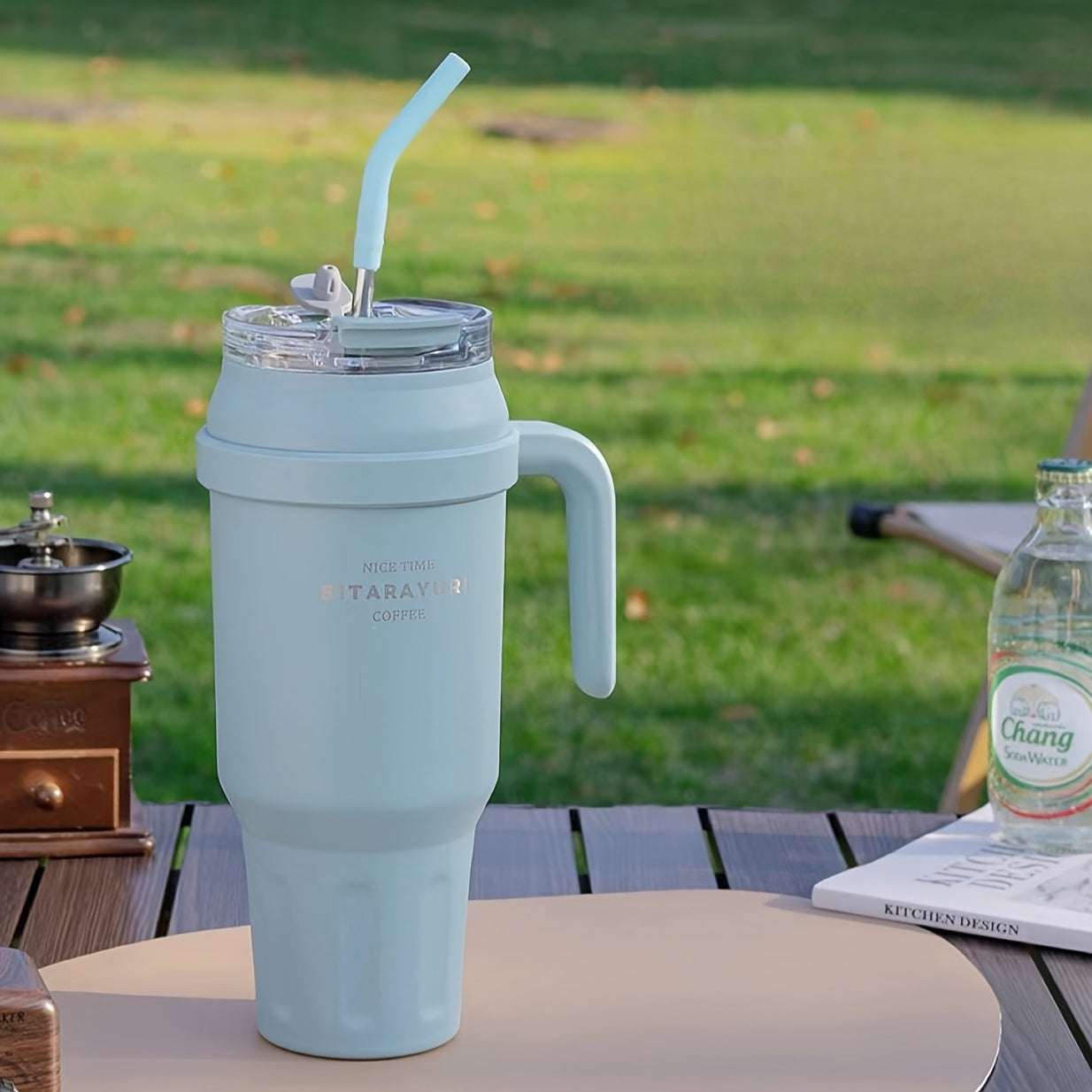 Copo térmico portátil de 1,4 litros (47,3 oz) com pega e tampa com palhinha, garrafa de água portátil de grande capacidade, copo de aço inoxidável para automóvel, ideal para desportos ao ar livre, viagens e campismo. Presente de Natal.