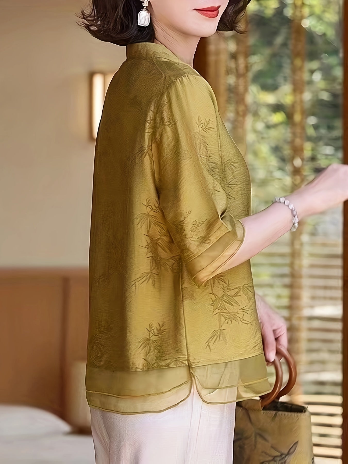 Elegante blusa de verão para mulher com estampado floral - Manga curta, gola mandarim, corte largo, verde-azeitona claro, perfeita para looks casuais. Blusa casual | Blusa com estampado floral | Camisola com gola mandarim