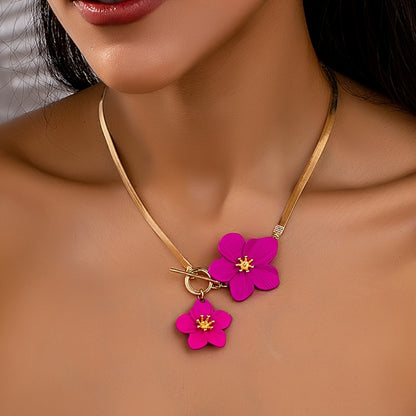 Colar feminino com duplo pendente floral branco em tom dourado - Joia elegante e minimalista com corrente para uso diário e festas, acessório versátil para todo o ano, acessório para festas, estilo sofisticado, acabamento luxuoso.