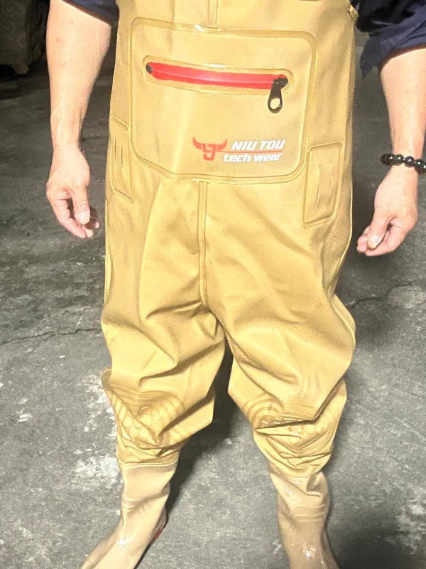 Macacão impermeável unissexo em nylon com botas de biqueira em aço, na cor verde, ideal para pesca e caça.