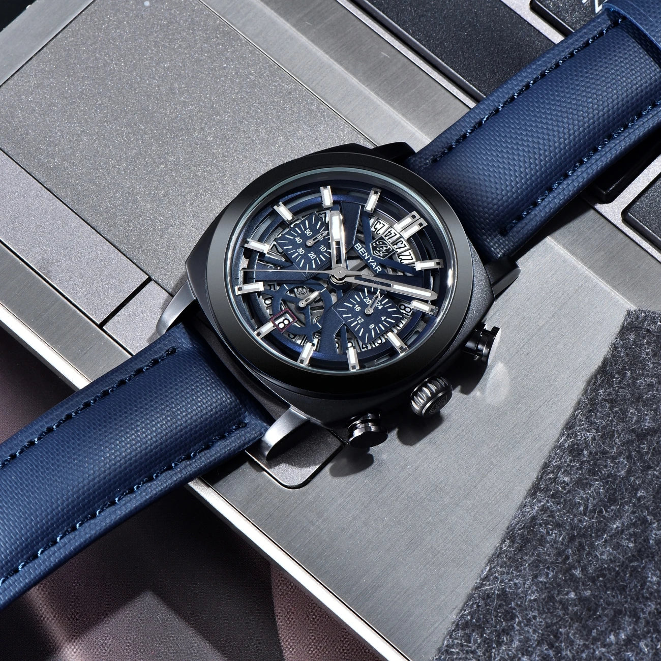 Relógio Benyar Design 2024 para homem, quartzo, 43 mm, mostrador luminoso, resistente à água até 50 m, anti-reflexo, cronógrafo, moderno e novo.