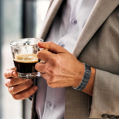 Pulseira magnética para homem em aço titânio com ímanes de 3500 Gauss – Design texturizado preto, presente elegante para o Dia do Pai, acessório de bem-estar | Estilo sofisticado | Joia durável, joia magnética