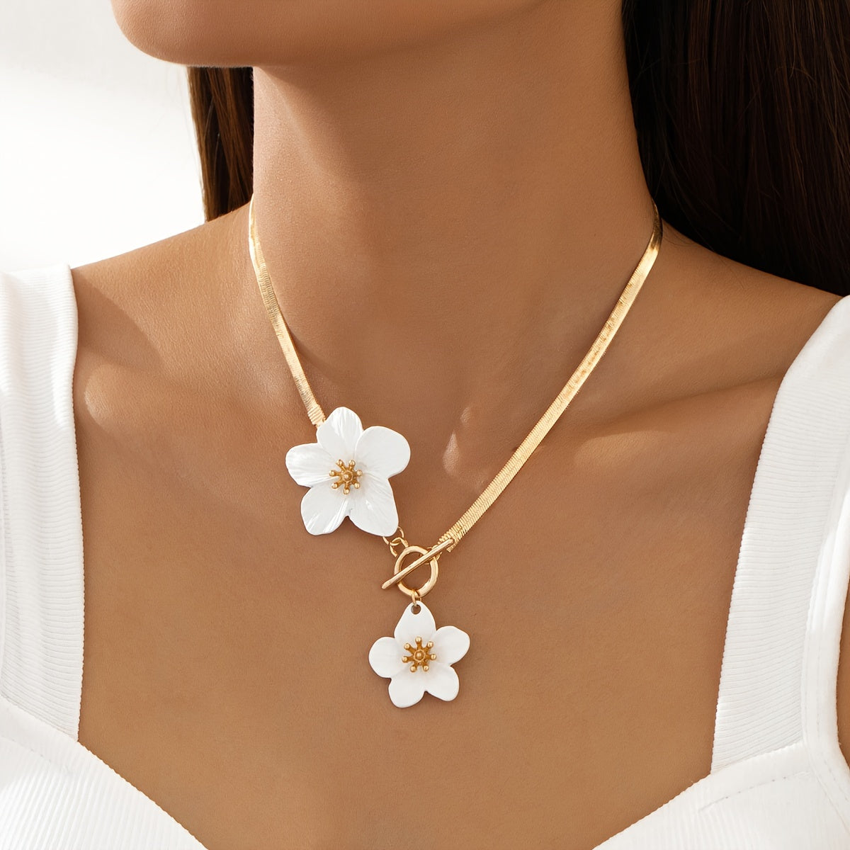 Colar feminino com duplo pendente floral branco em tom dourado - Joia elegante e minimalista com corrente para uso diário e festas, acessório versátil para todo o ano, acessório para festas, estilo sofisticado, acabamento luxuoso.