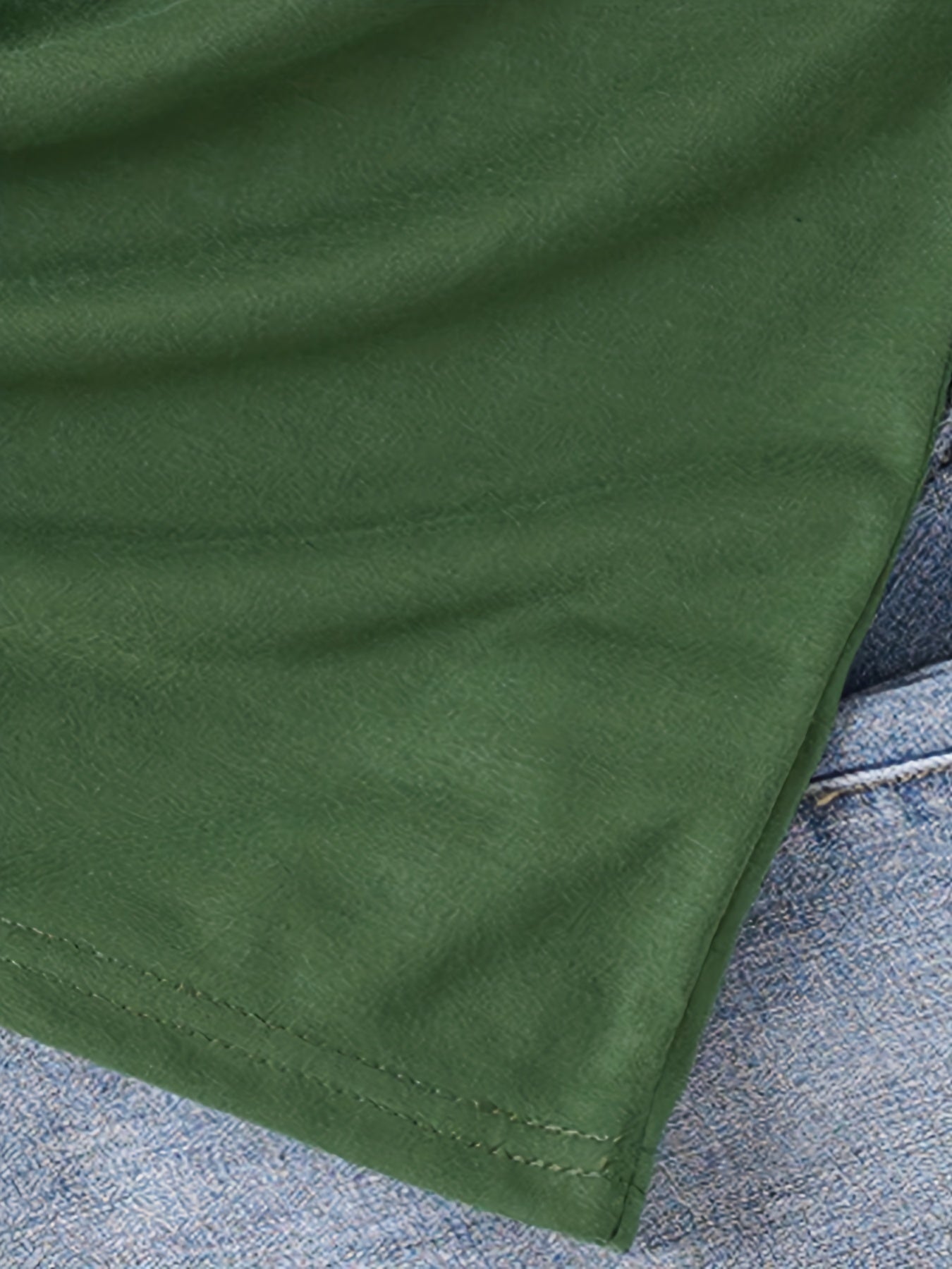 T-shirt casual para mulher com estampado floral de borboletas e margaridas, gola redonda - Verde azeitona, Lavável à máquina, Modelagem regular para looks casuais, Moda para todas as estações, Estilo descontraído, Tecido não transparente