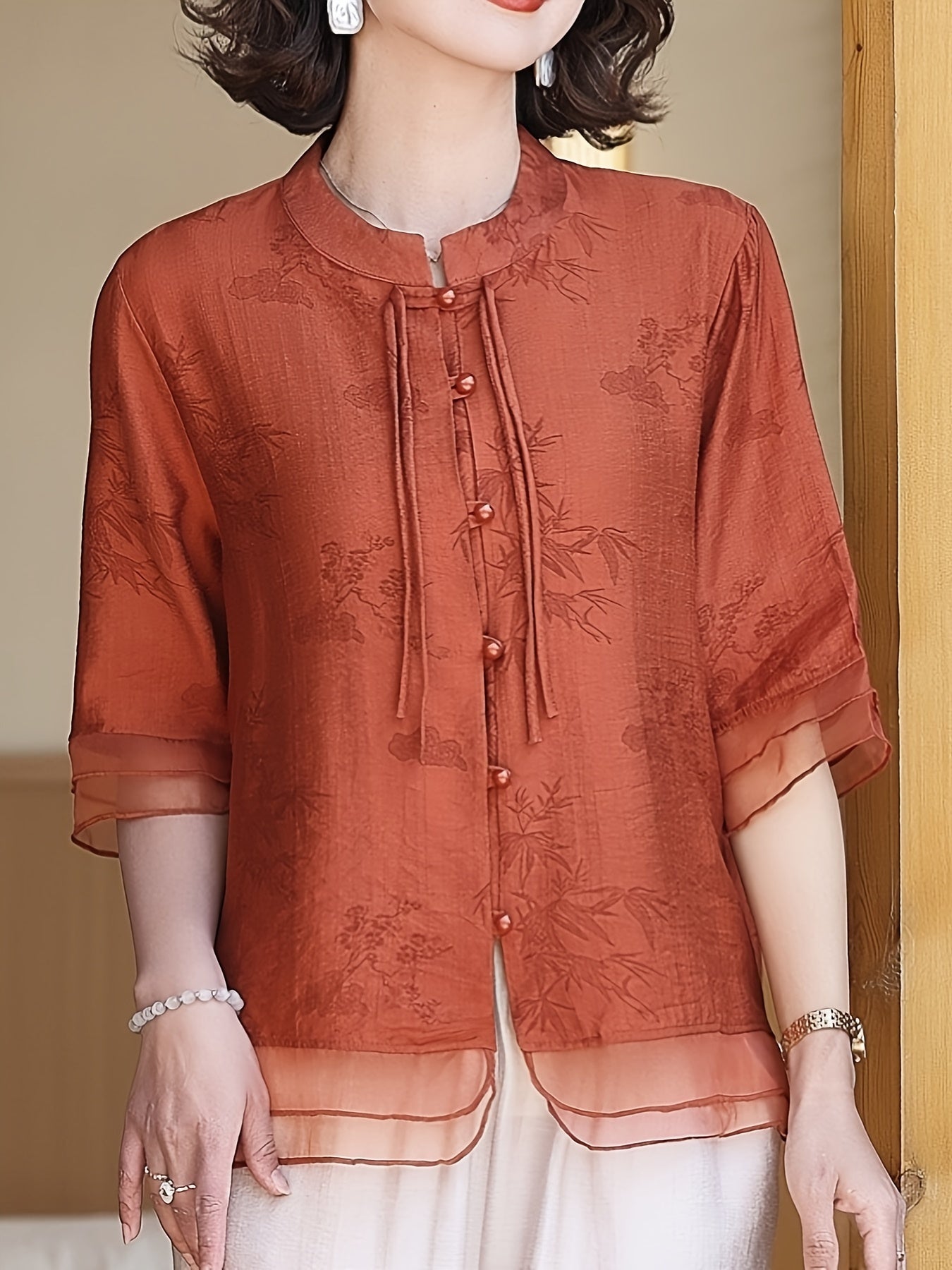 Elegante blusa de verão para mulher com estampado floral - Manga curta, gola mandarim, corte largo, verde-azeitona claro, perfeita para looks casuais. Blusa casual | Blusa com estampado floral | Camisola com gola mandarim