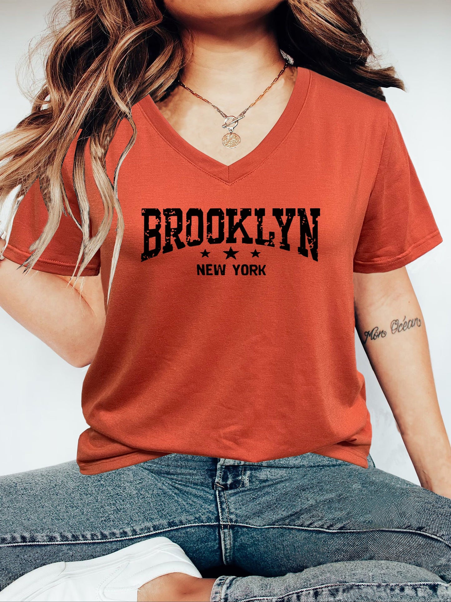 T-shirt casual para mulher com decote em V e estampado da inscrição "Brooklyn New York" - Estampado vibrante em rosa e preto, manga curta, corte regular, lavável à máquina, ideal para a primavera, verão e outono. Tecido resistente e durável.