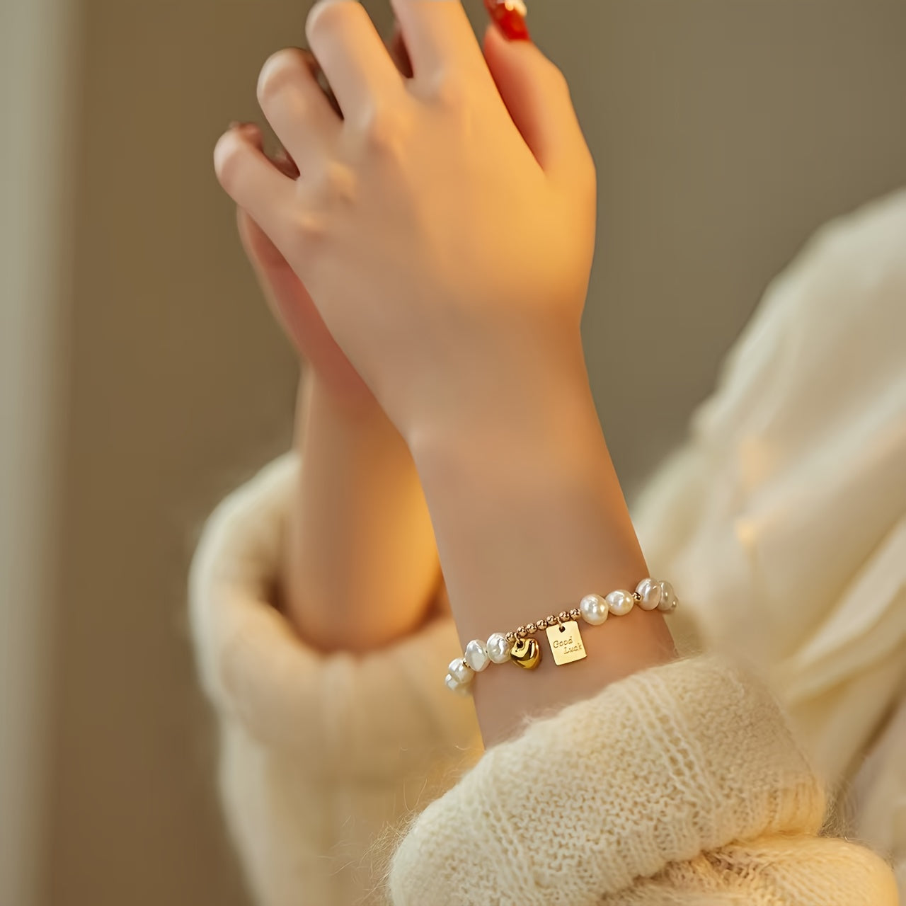 Elegante pulseira feminina com contas douradas e pendente de coração. Uma joia perfeita para o dia a dia e para ocasiões especiais, como o Dia dos Namorados, aniversários e outras datas comemorativas. Um acessório de luxo para usar durante todo o ano.