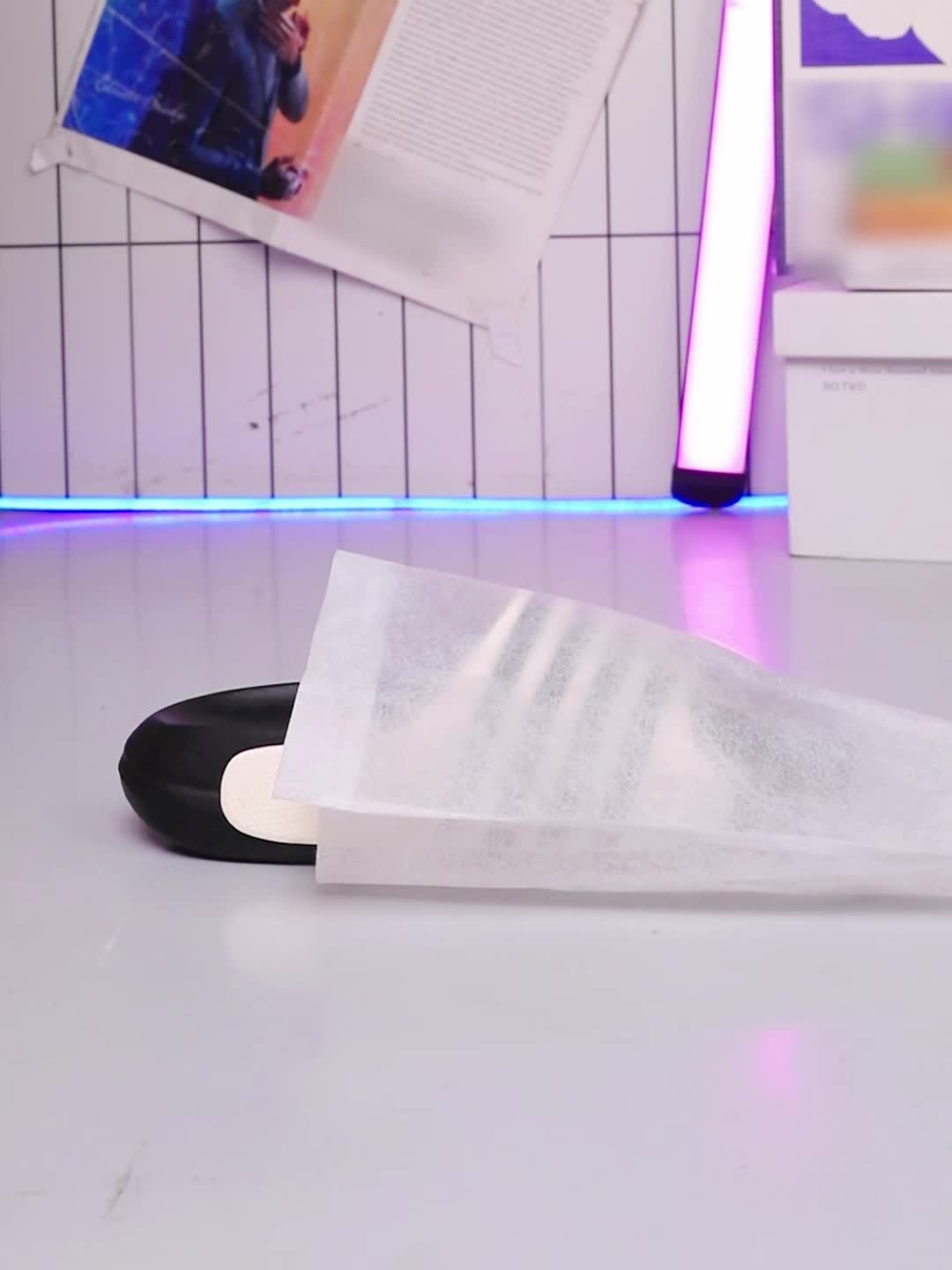 Chinelo unissexo casual às riscas, bico redondo, sola macia em EVA antiderrapante e antirriscos, ideal para caminhadas, atividades ao ar livre e uso diário.