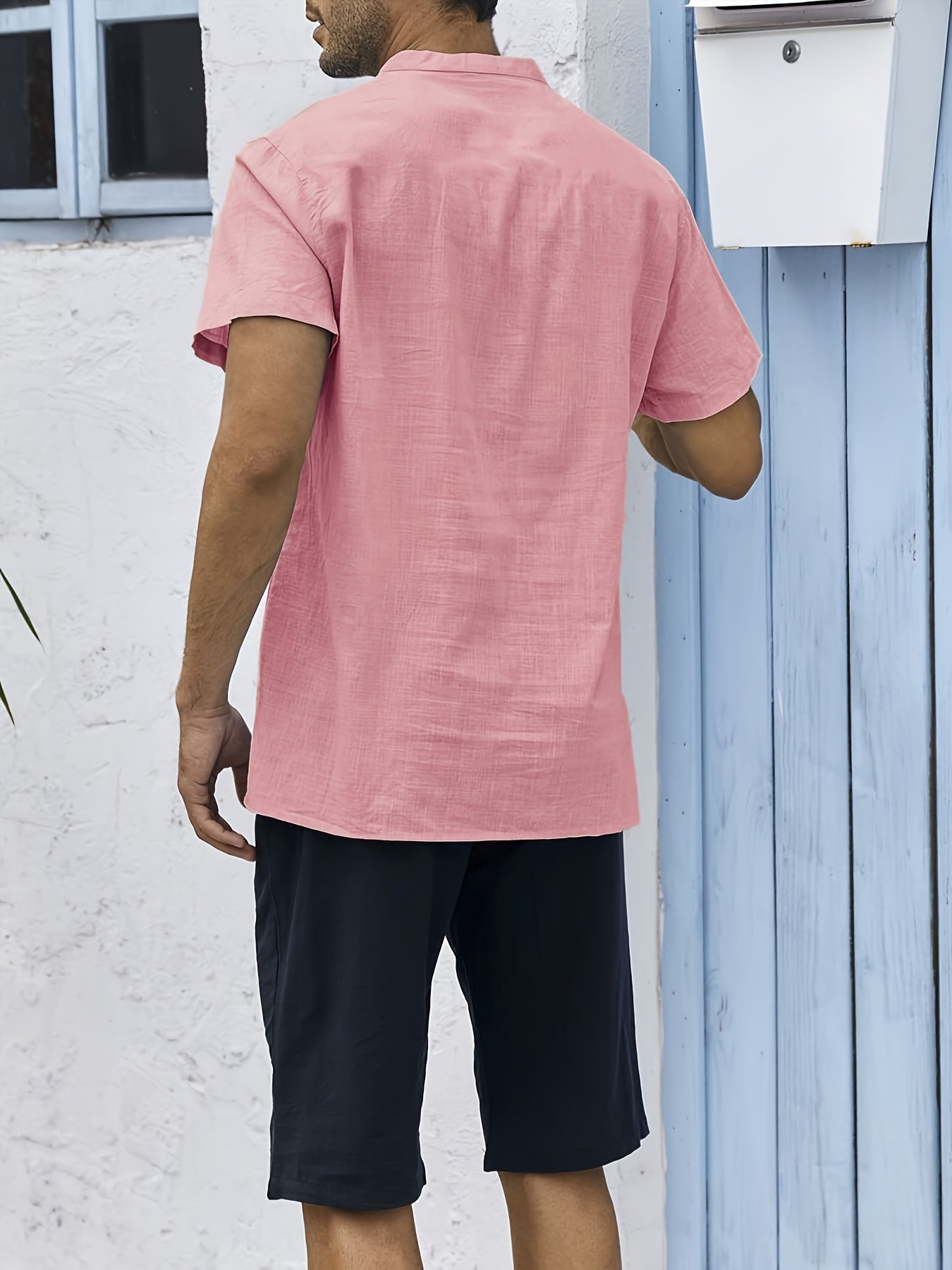 Camisa de homem, gola padre, manga curta, estilo Henley, ideal para o verão, uso casual, negócios e ocasiões formais.