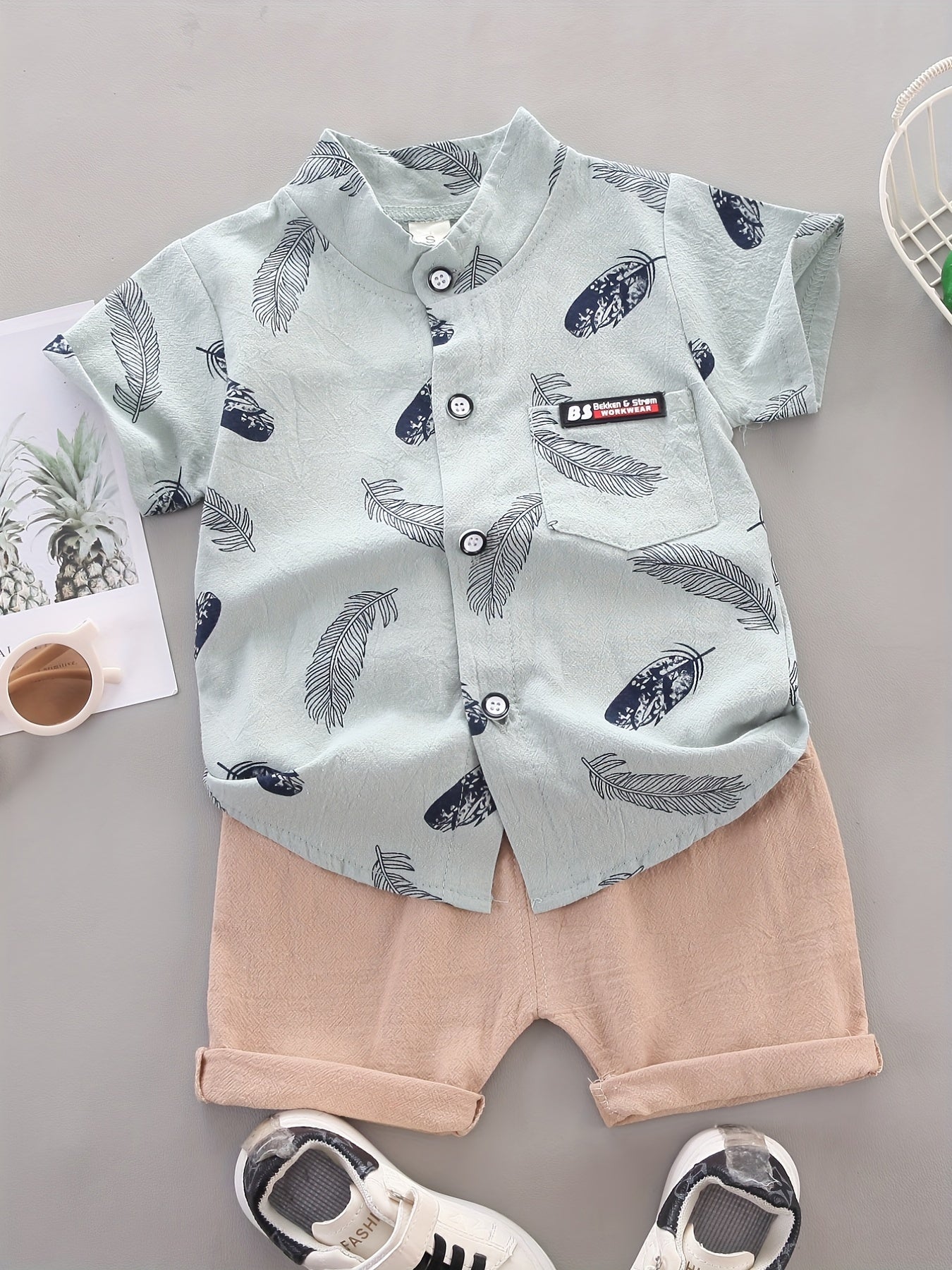 Conjunto casual para bebé menino - Camisola de manga curta e calções com estampado de penas - Conjunto infantil de 2 peças para atividades ao ar livre
