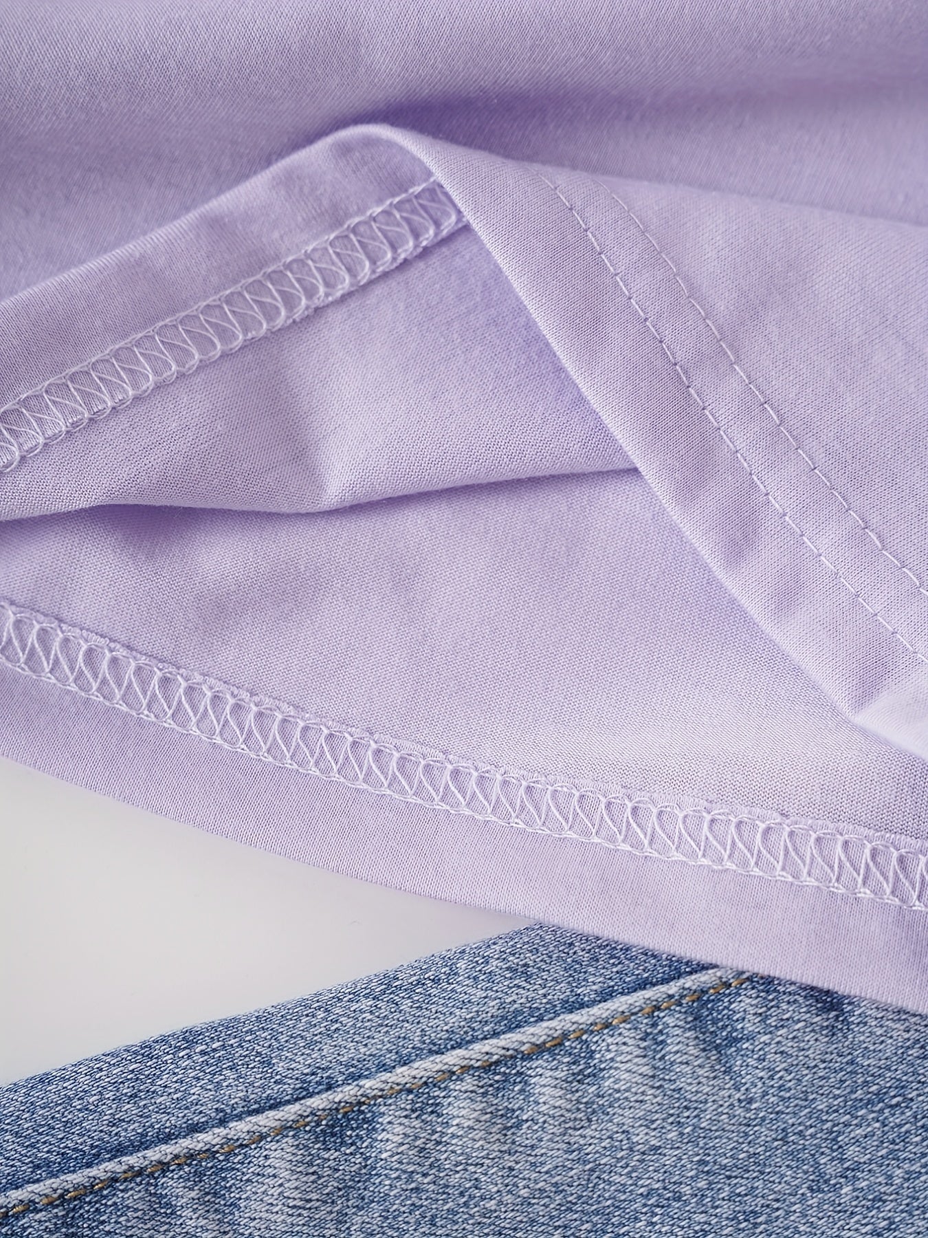 T-shirt casual para mulher com estampado floral de borboletas e margaridas, gola redonda - Verde azeitona, Lavável à máquina, Modelagem regular para looks casuais, Moda para todas as estações, Estilo descontraído, Tecido não transparente