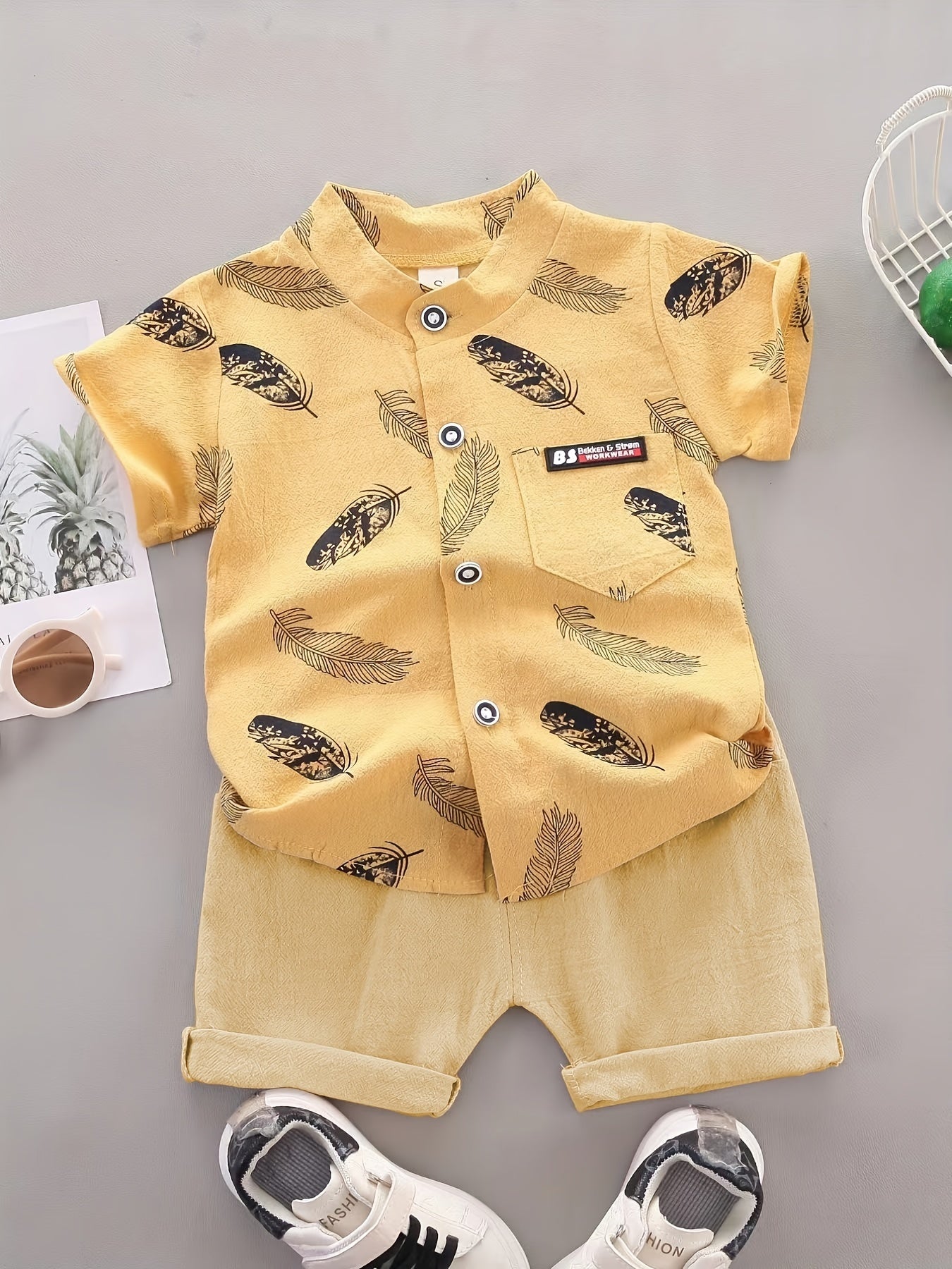 Conjunto casual para bebé menino - Camisola de manga curta e calções com estampado de penas - Conjunto infantil de 2 peças para atividades ao ar livre