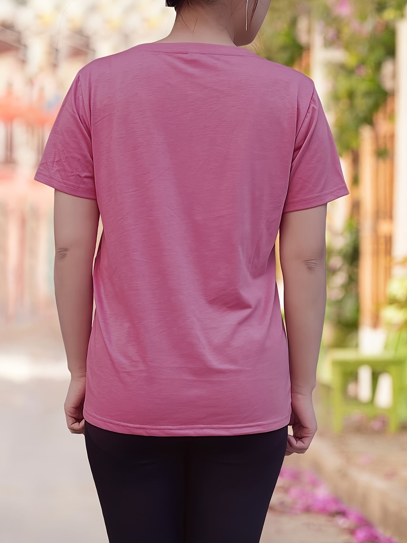 T-shirt casual para mulher com decote em V e estampado da inscrição "Brooklyn New York" - Estampado vibrante em rosa e preto, manga curta, corte regular, lavável à máquina, ideal para a primavera, verão e outono. Tecido resistente e durável.