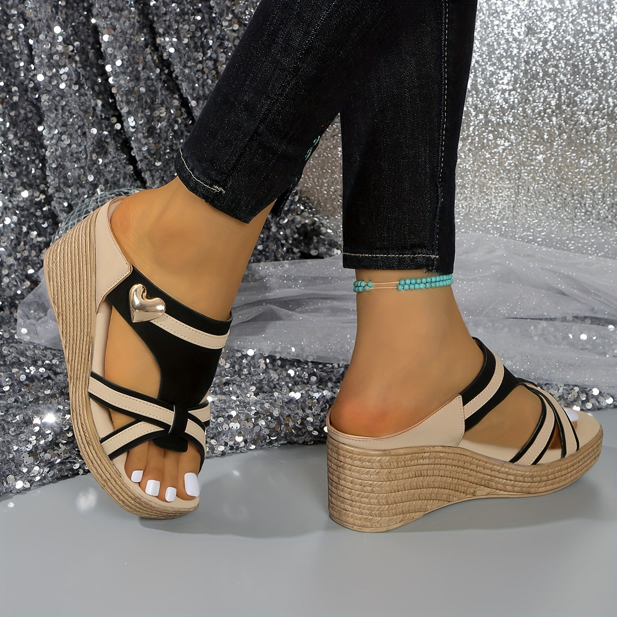 A mesma ladeira com chinelos de coração preto.