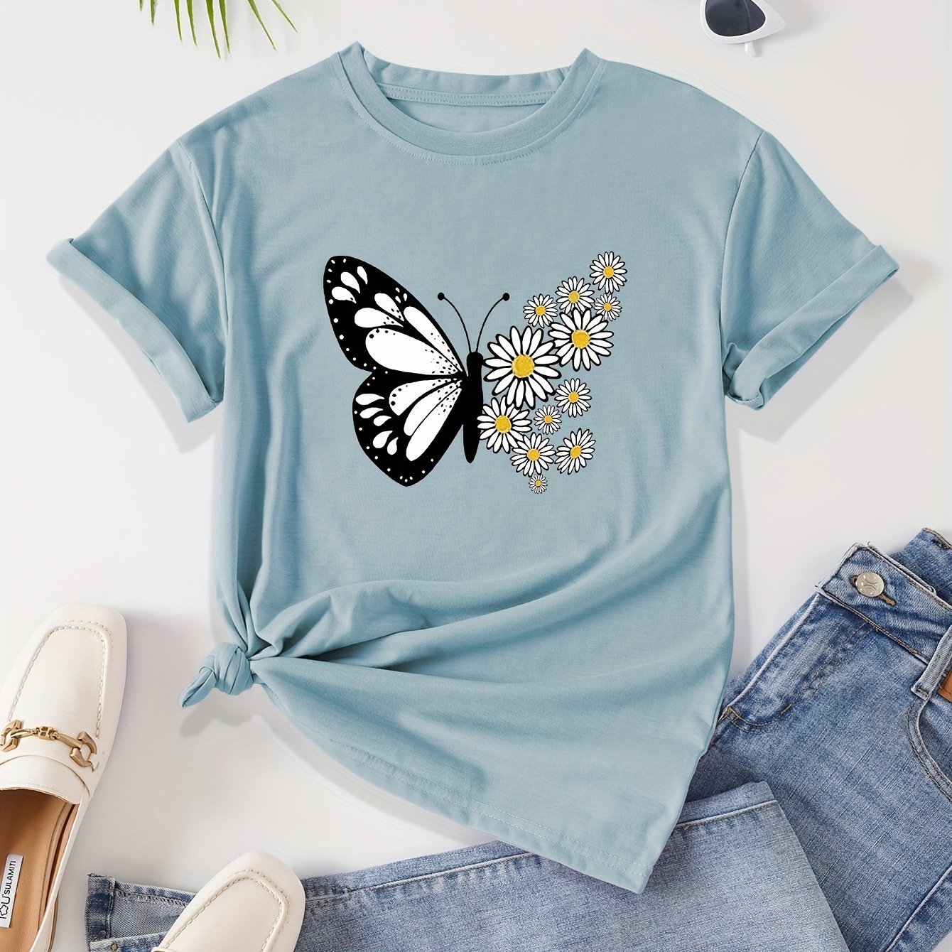 T-shirt casual para mulher com estampado floral de borboletas e margaridas, gola redonda - Verde azeitona, Lavável à máquina, Modelagem regular para looks casuais, Moda para todas as estações, Estilo descontraído, Tecido não transparente
