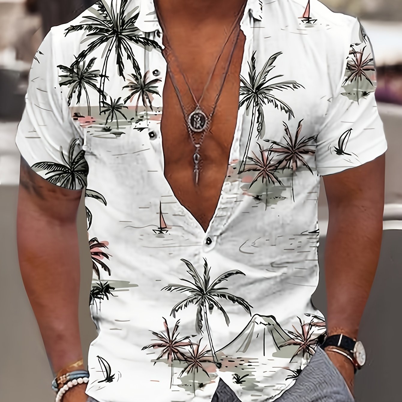 Camisa de homem de manga curta com estampado de coqueiros, ideal para o dia a dia em resorts e para a praia.