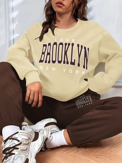 Conjunto casual de duas peças com blocos de cor, composto por uma sweatshirt com estampado de letras e calças jogger desportivas. Roupas femininas.