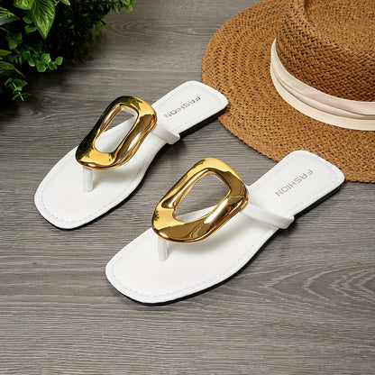 Mule de mulher branca em PU com fivela e laço dourados - Disponível em tamanhos largos - Mule de bico aberto com tira dourada e cobertura em PU branco - Topo e laço em PU brilhante - Design minimalista e elegante para o verão e praia