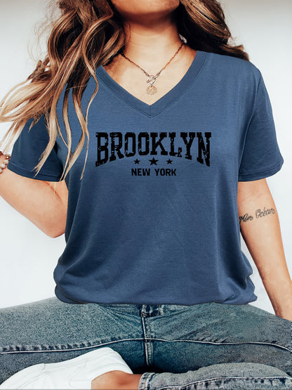 T-shirt casual para mulher com decote em V e estampado da inscrição "Brooklyn New York" - Estampado vibrante em rosa e preto, manga curta, corte regular, lavável à máquina, ideal para a primavera, verão e outono. Tecido resistente e durável.