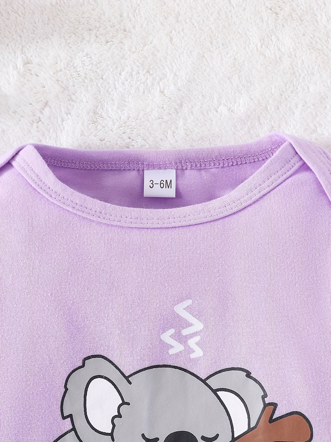 Conjunto de body de manga comprida, calças e gorro para bebé menino em algodão com estampado de coala a dormir super giro. Roupa para recém-nascido.