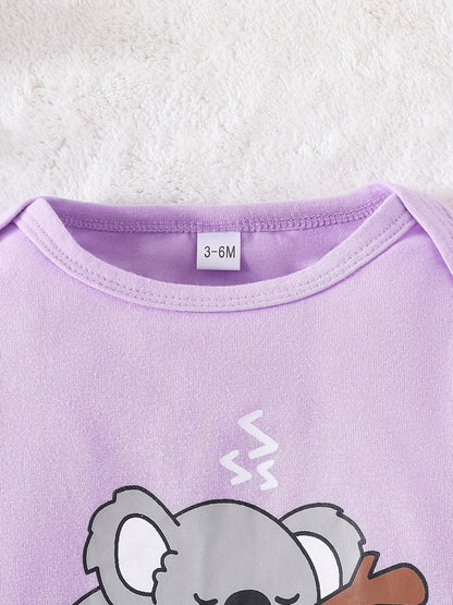 Conjunto de body de manga comprida, calças e gorro para bebé menino em algodão com estampado de coala a dormir super giro. Roupa para recém-nascido.