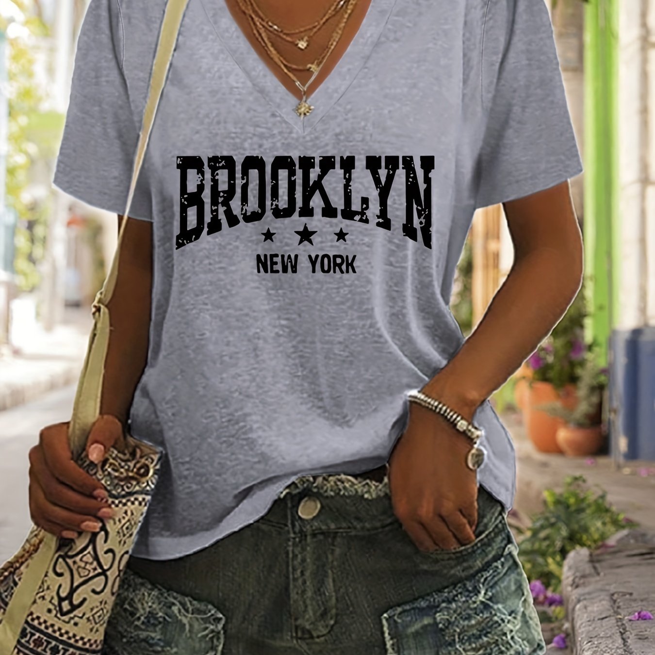 T-shirt casual para mulher com decote em V e estampado da inscrição "Brooklyn New York" - Estampado vibrante em rosa e preto, manga curta, corte regular, lavável à máquina, ideal para a primavera, verão e outono. Tecido resistente e durável.