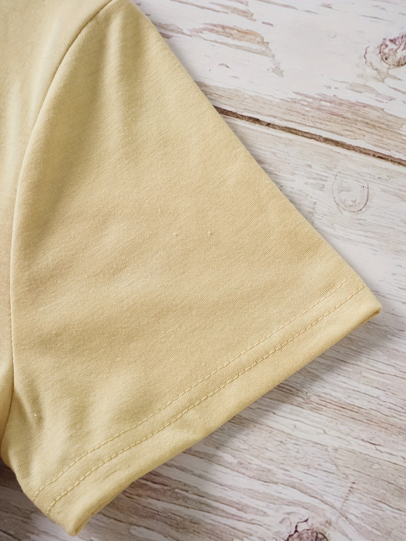 T-shirt casual para mulher com estampado floral de borboletas e margaridas, gola redonda - Verde azeitona, Lavável à máquina, Modelagem regular para looks casuais, Moda para todas as estações, Estilo descontraído, Tecido não transparente