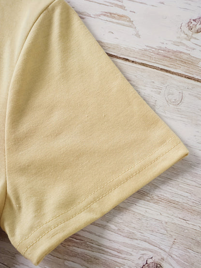 T-shirt casual para mulher com estampado floral de borboletas e margaridas, gola redonda - Verde azeitona, Lavável à máquina, Modelagem regular para looks casuais, Moda para todas as estações, Estilo descontraído, Tecido não transparente